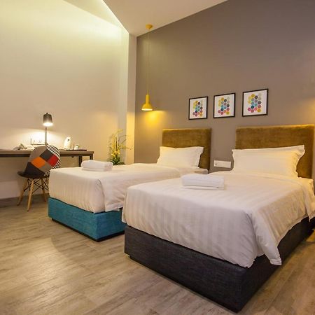 Bzz Hotel Скудай Екстериор снимка