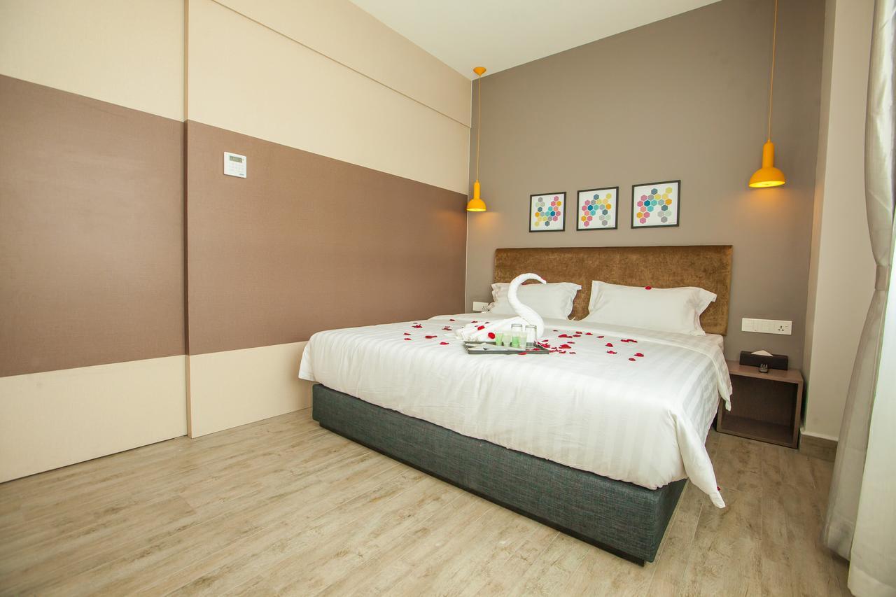Bzz Hotel Скудай Екстериор снимка