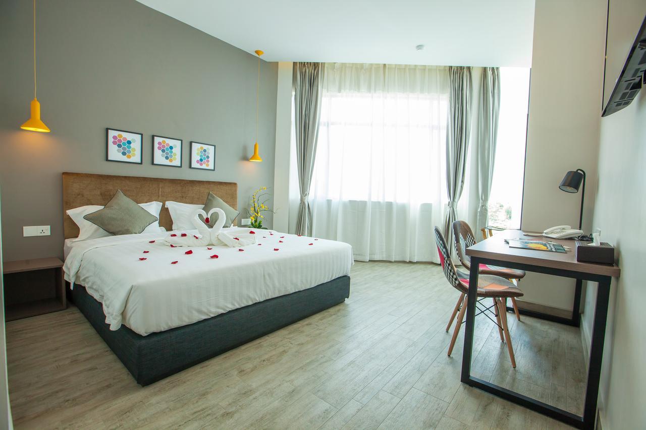 Bzz Hotel Скудай Екстериор снимка
