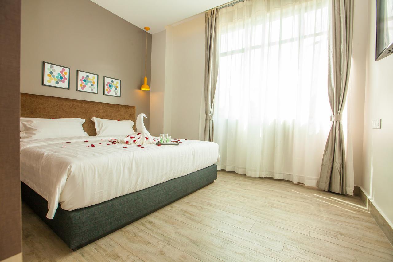 Bzz Hotel Скудай Екстериор снимка