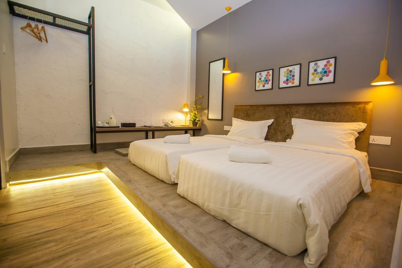 Bzz Hotel Скудай Екстериор снимка