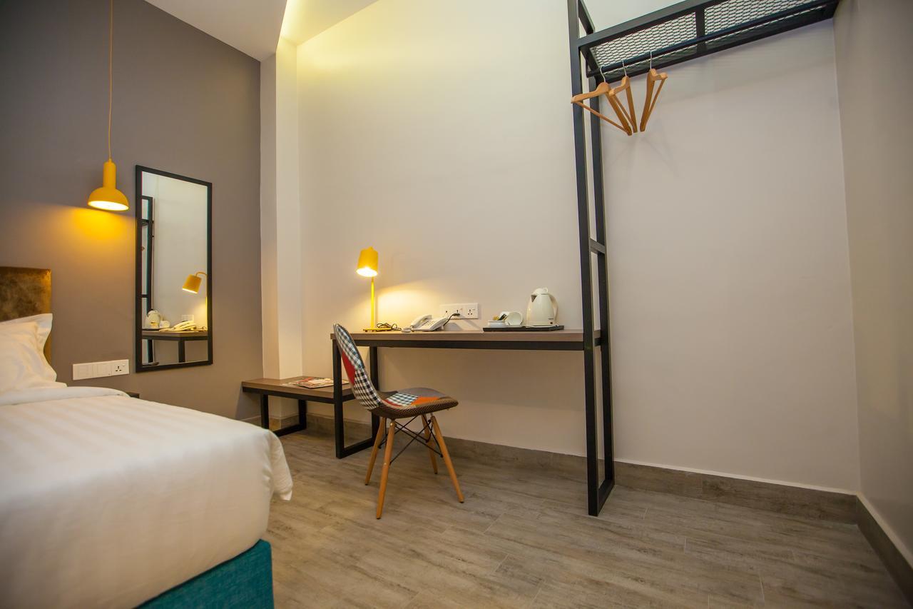 Bzz Hotel Скудай Екстериор снимка