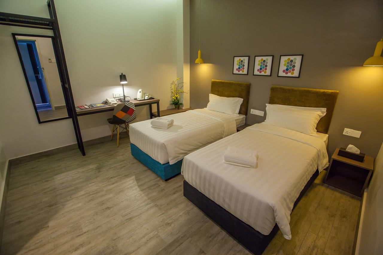 Bzz Hotel Скудай Екстериор снимка