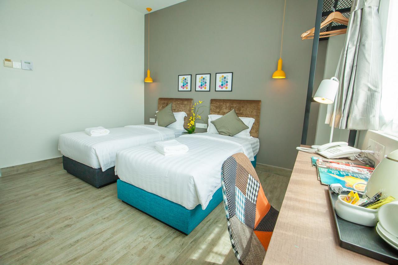 Bzz Hotel Скудай Екстериор снимка
