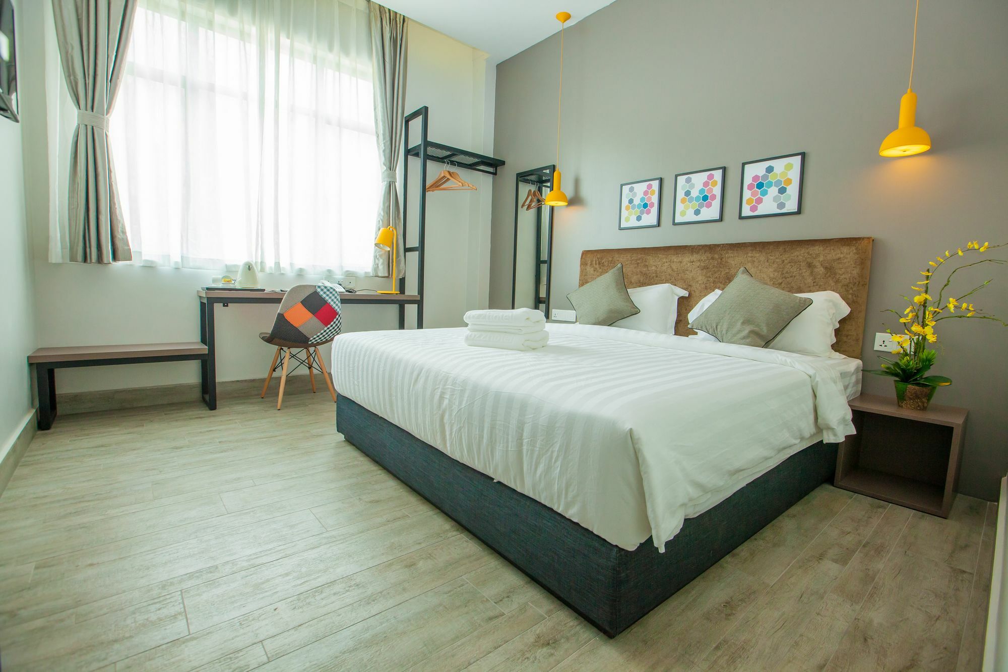 Bzz Hotel Скудай Екстериор снимка