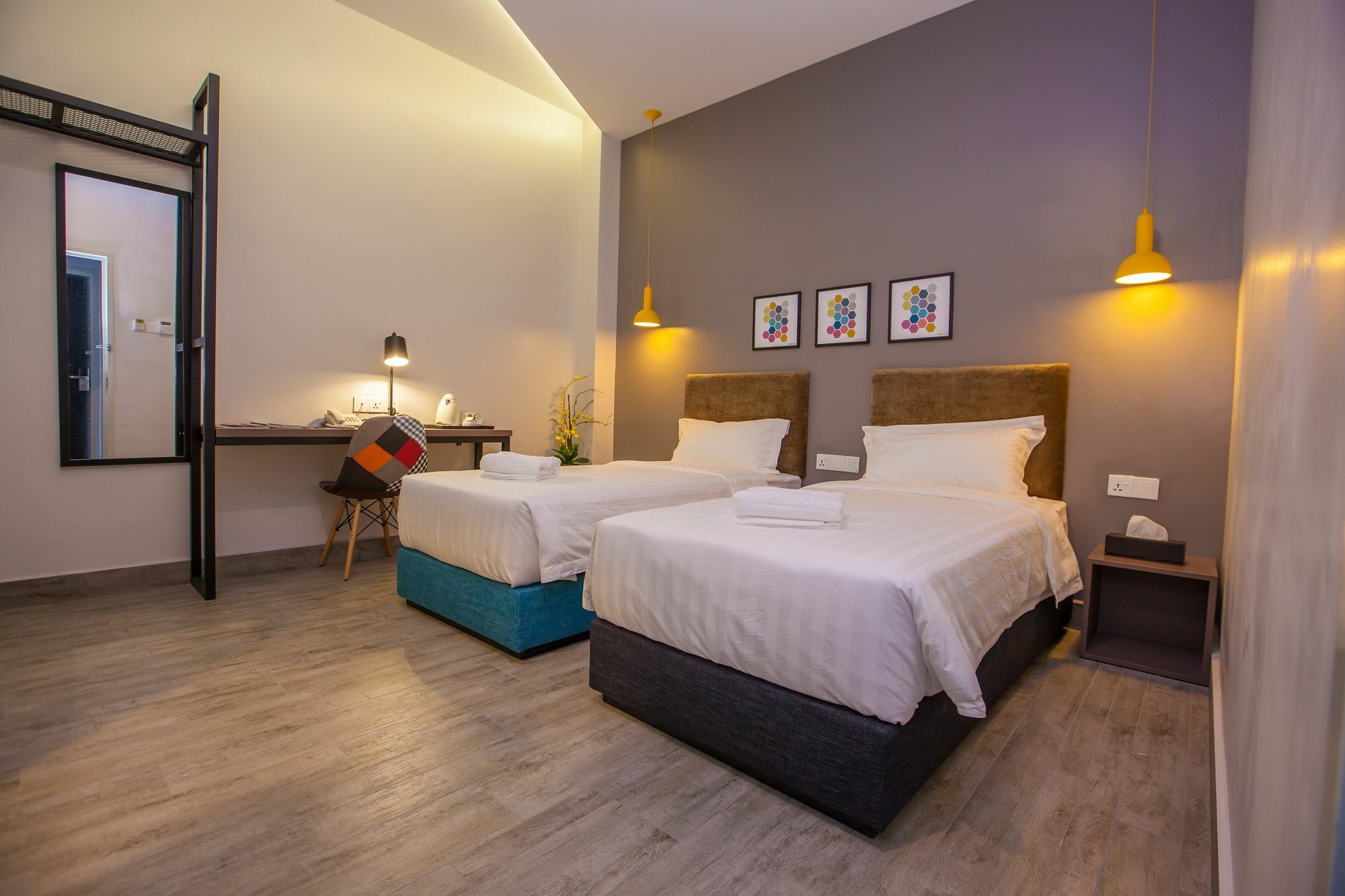 Bzz Hotel Скудай Екстериор снимка