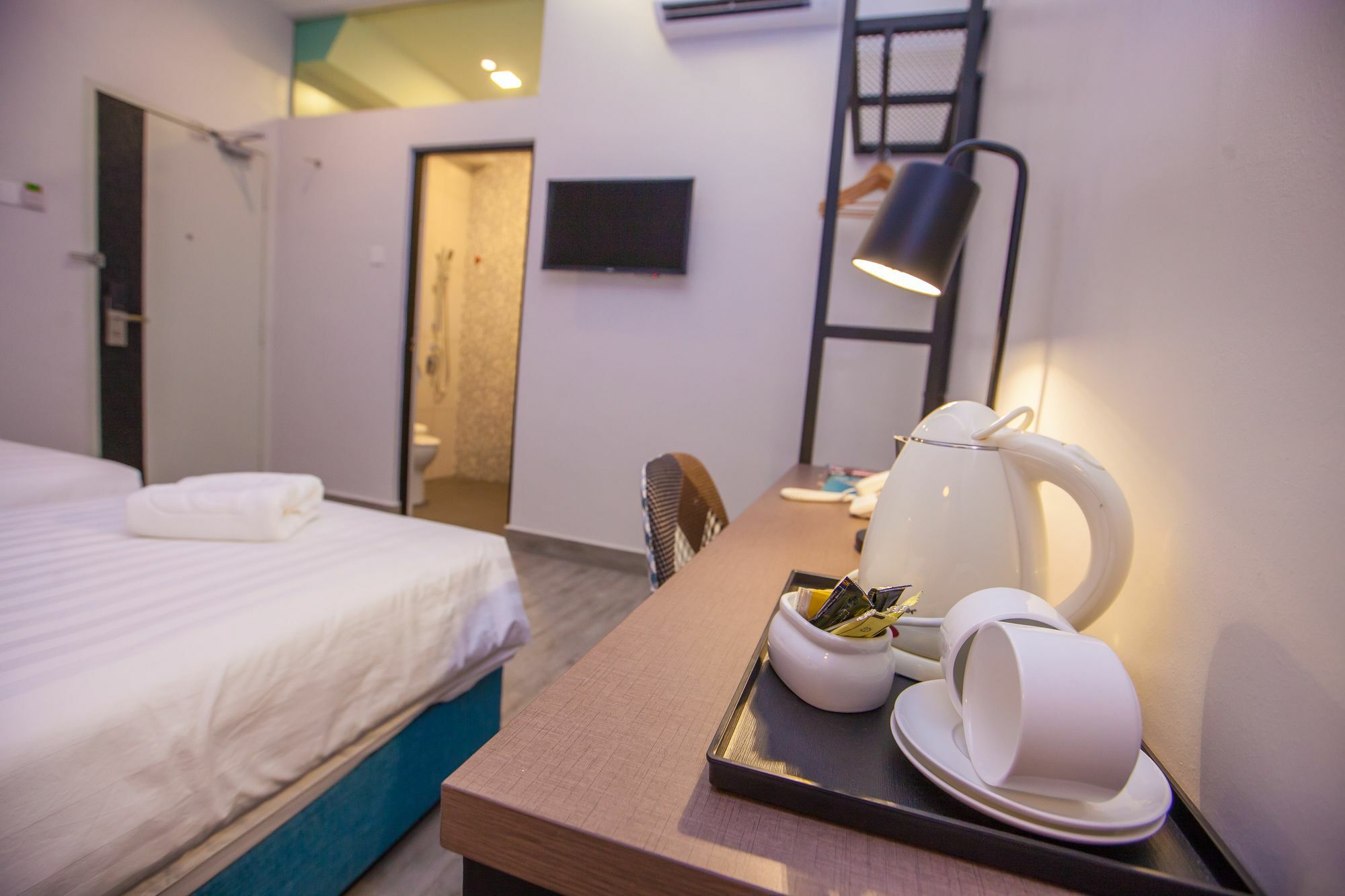 Bzz Hotel Скудай Екстериор снимка