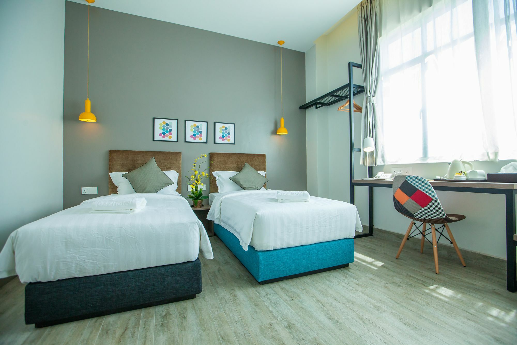 Bzz Hotel Скудай Екстериор снимка