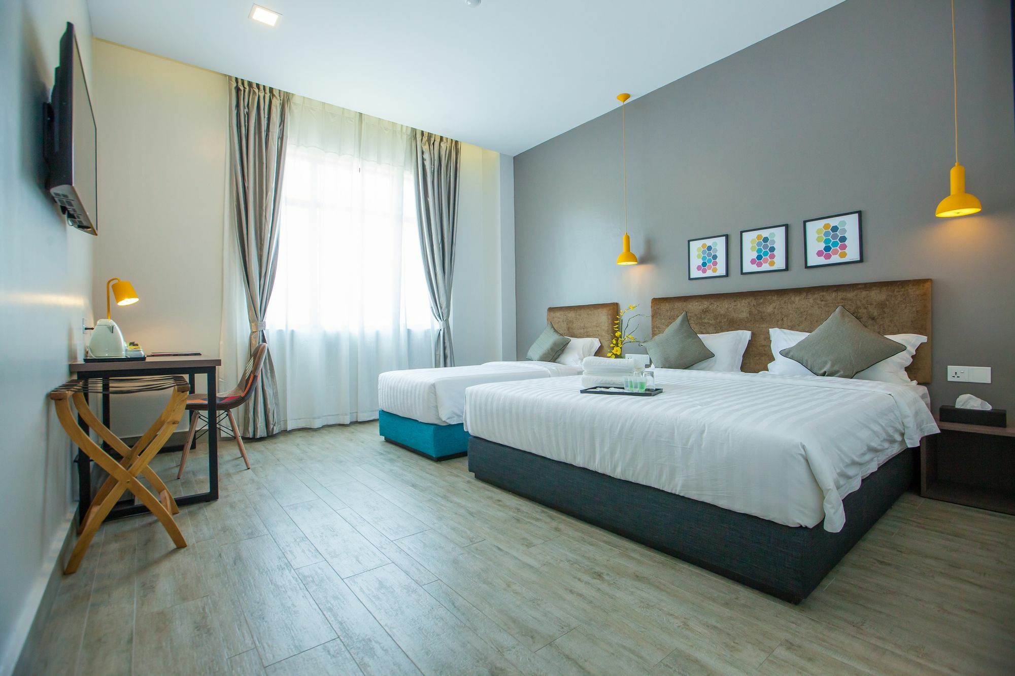 Bzz Hotel Скудай Екстериор снимка