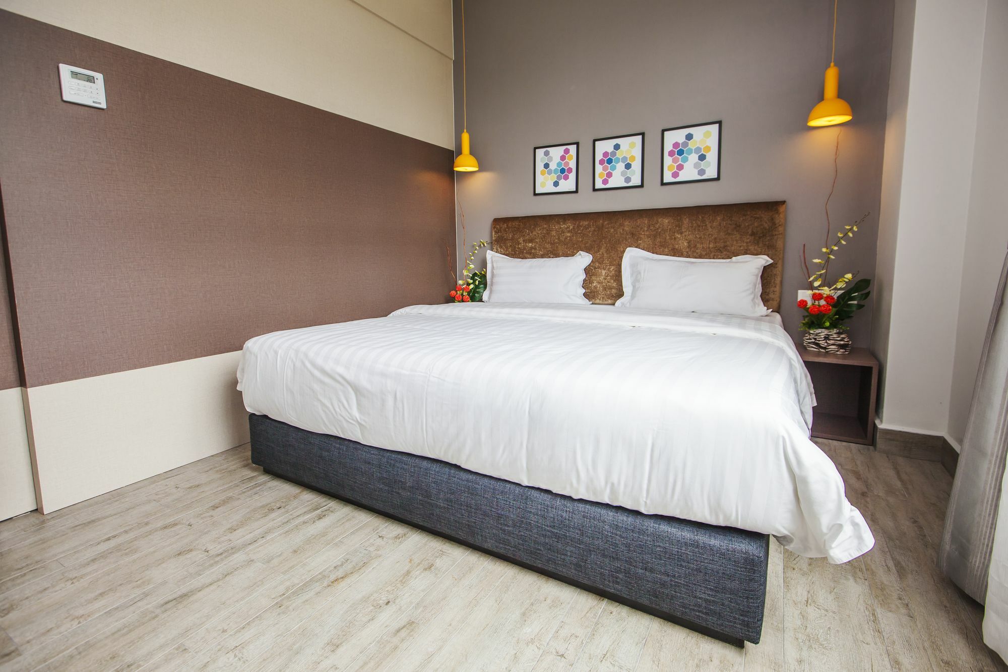 Bzz Hotel Скудай Екстериор снимка