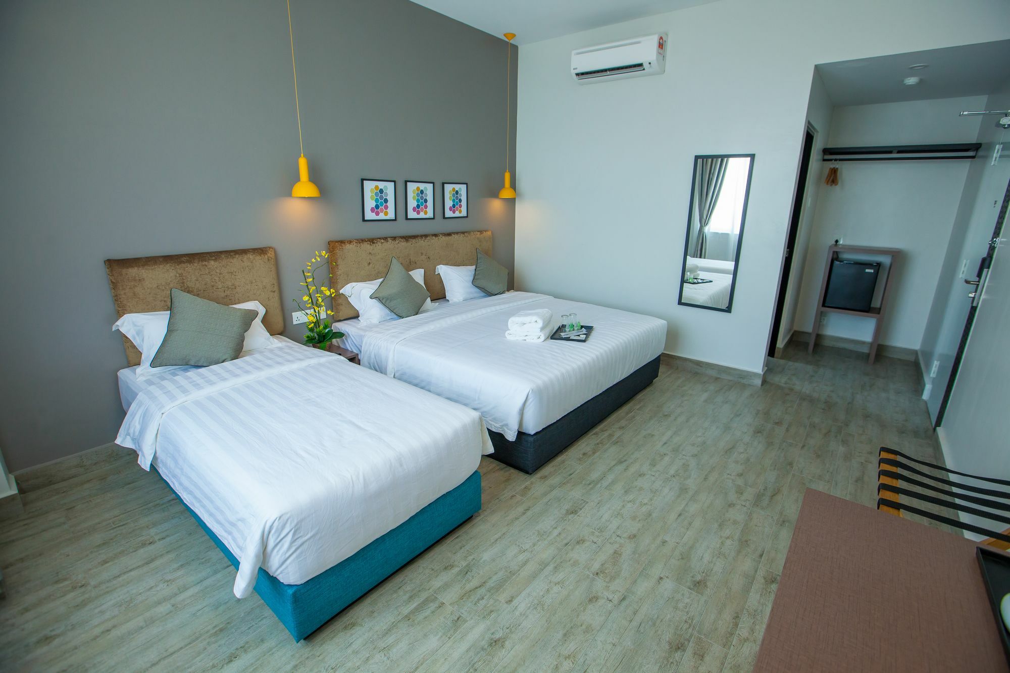 Bzz Hotel Скудай Екстериор снимка