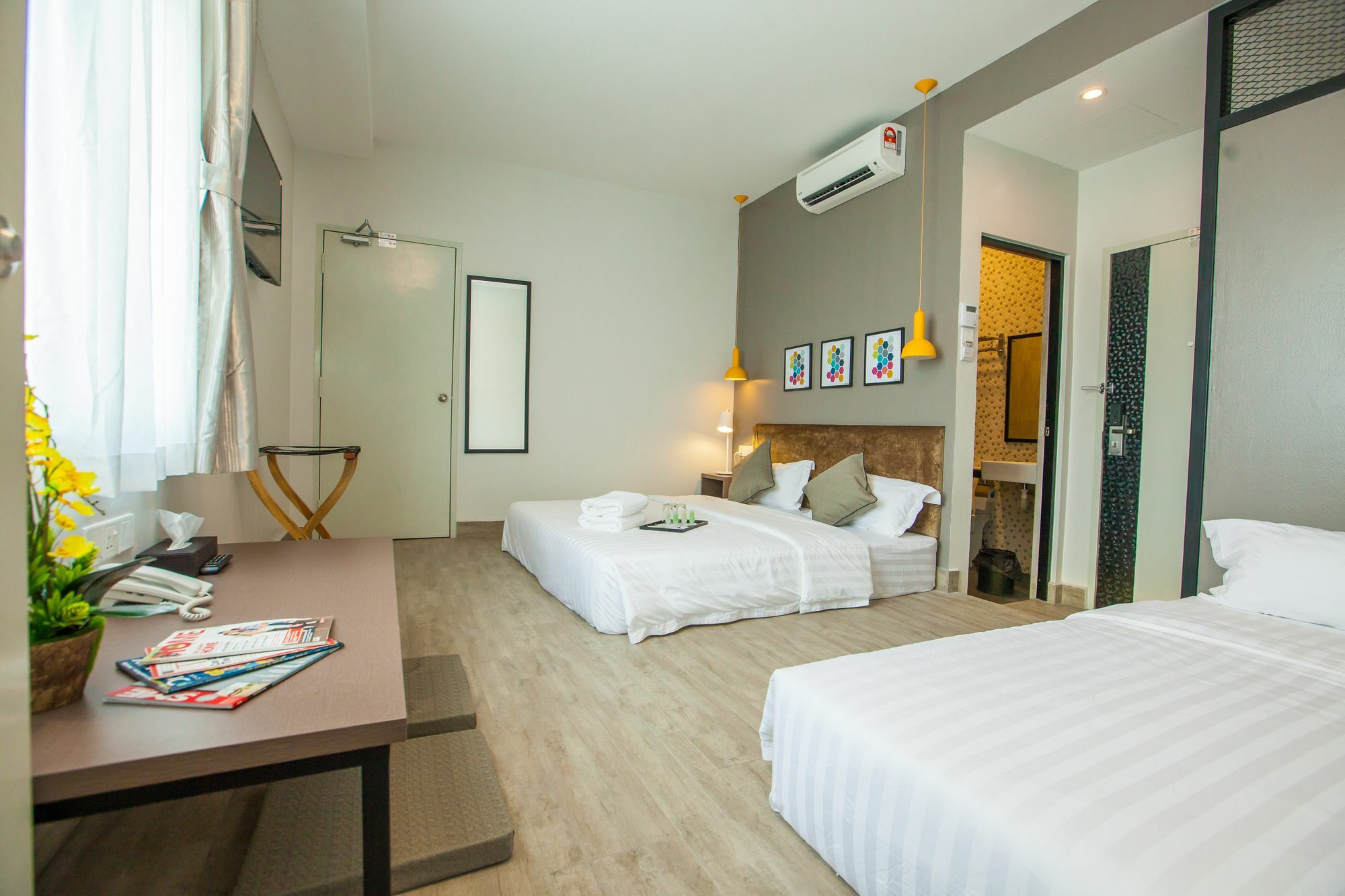 Bzz Hotel Скудай Екстериор снимка