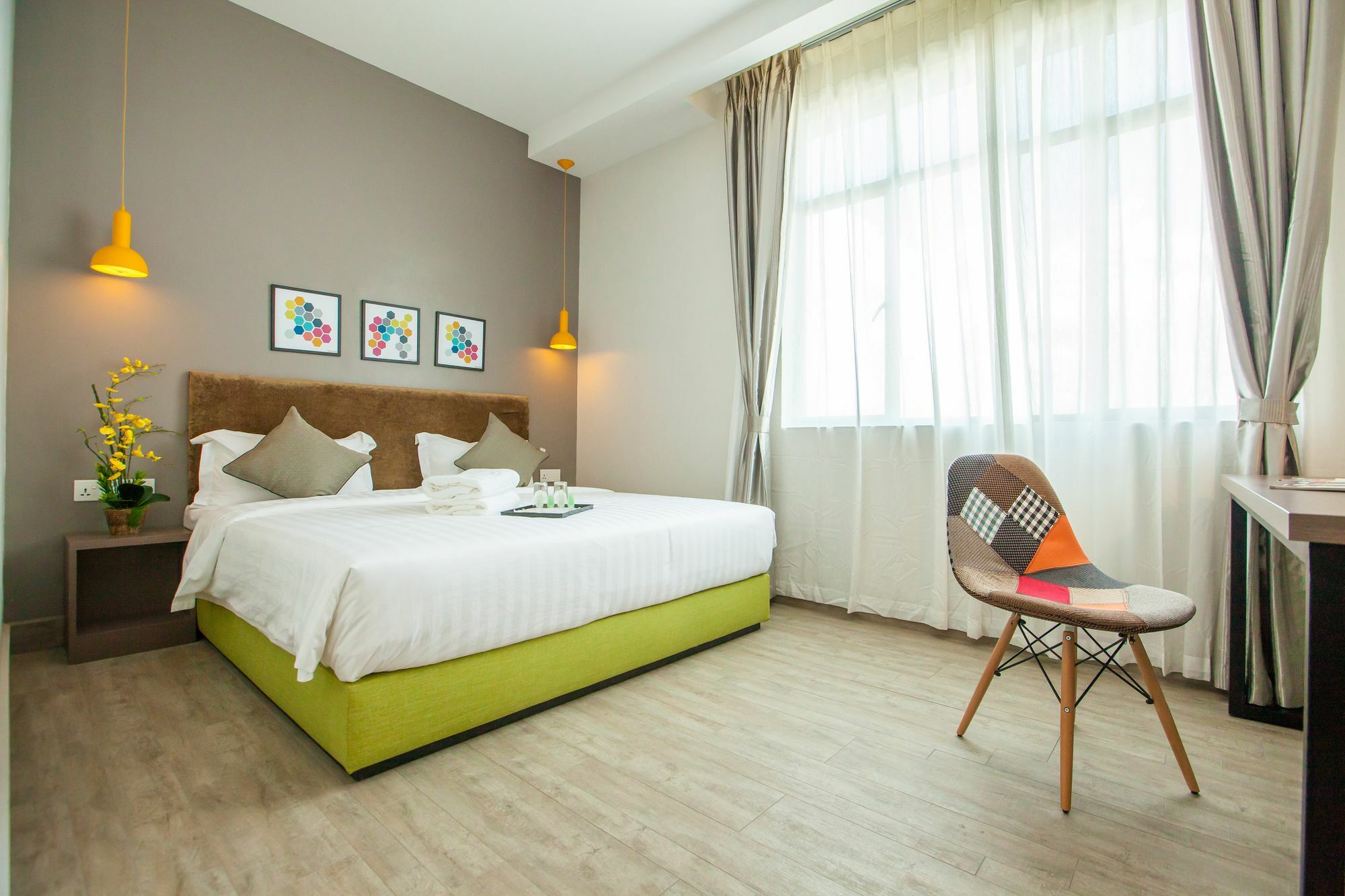 Bzz Hotel Скудай Екстериор снимка
