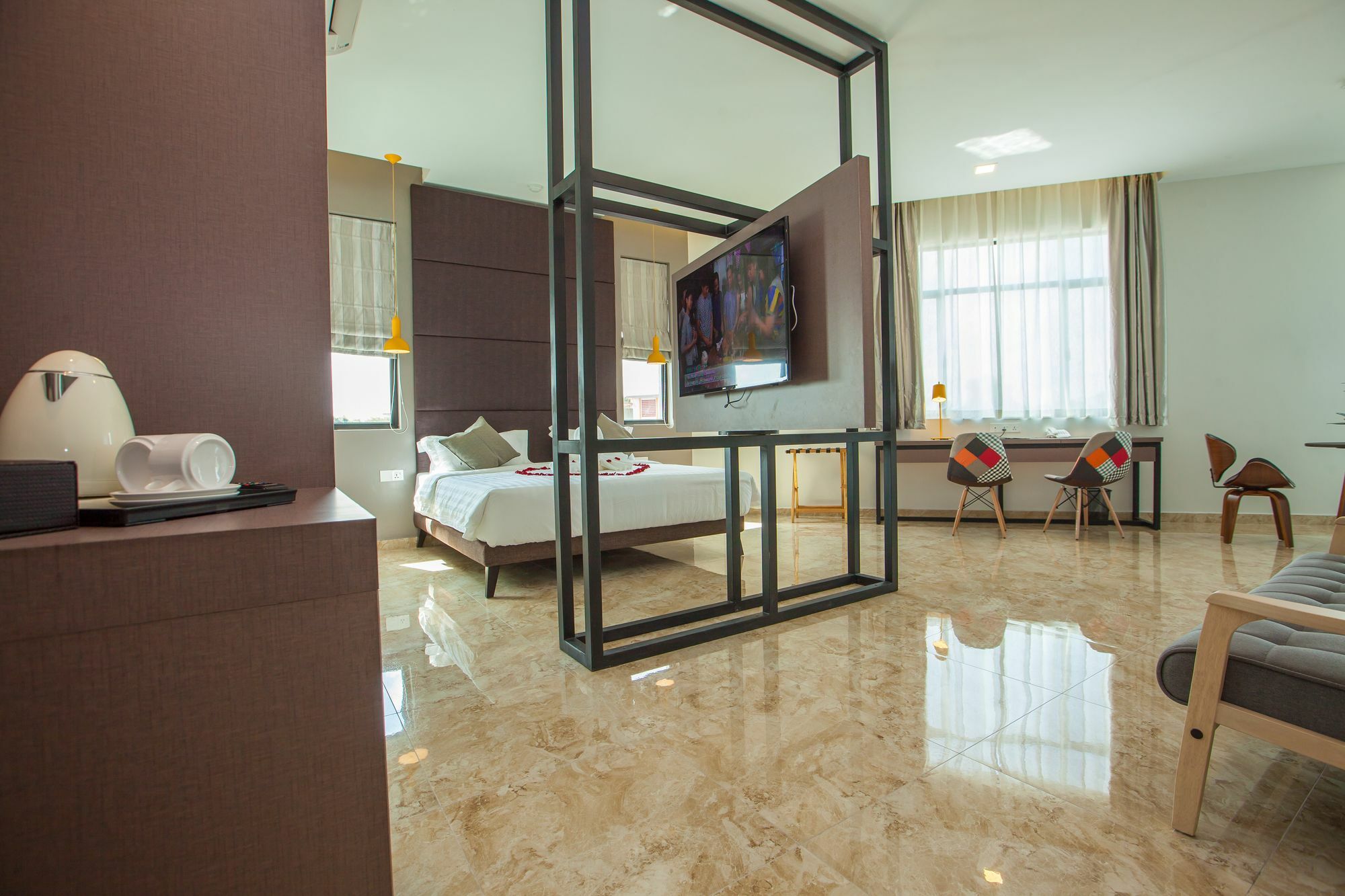 Bzz Hotel Скудай Екстериор снимка