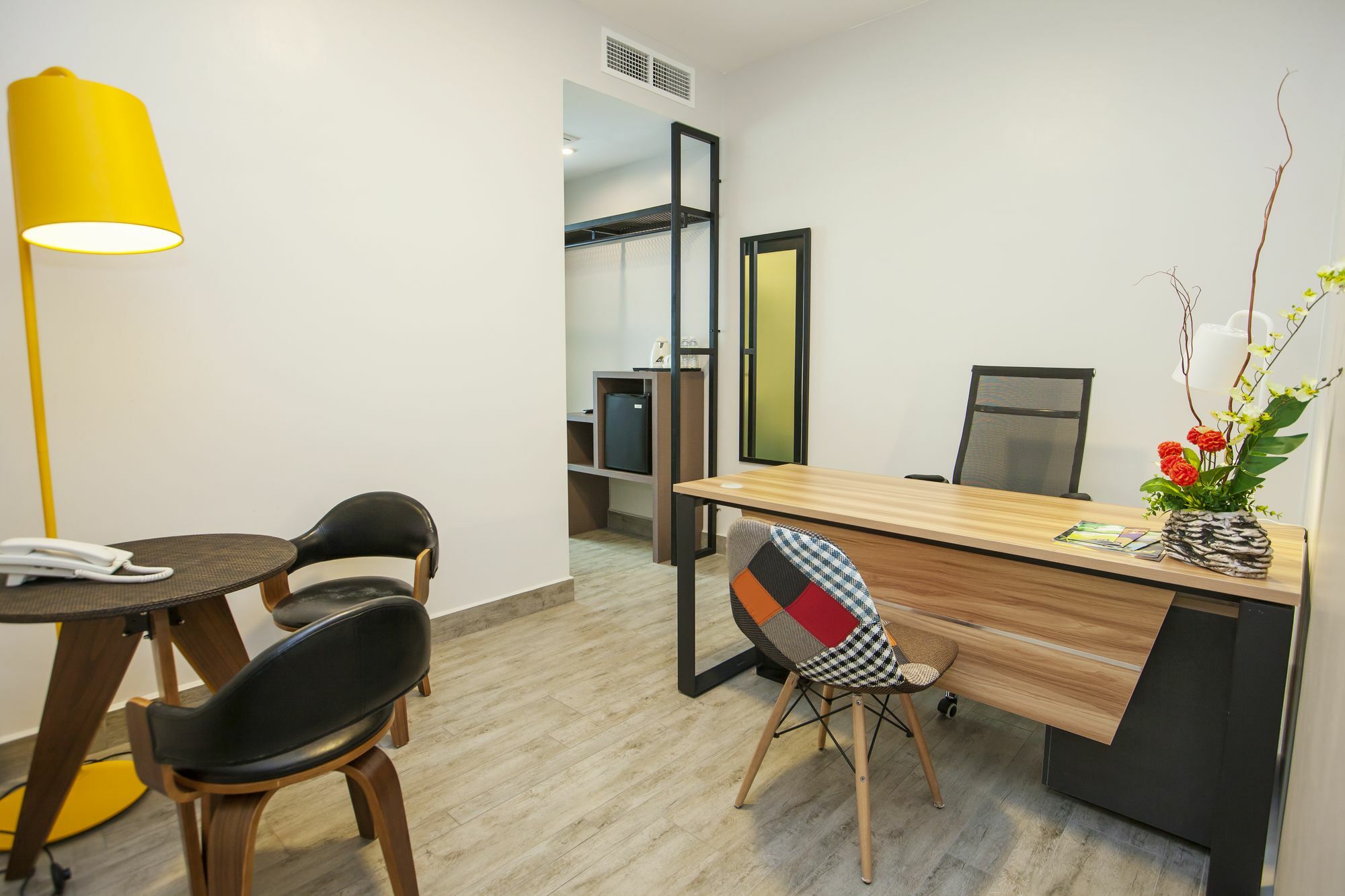 Bzz Hotel Скудай Екстериор снимка