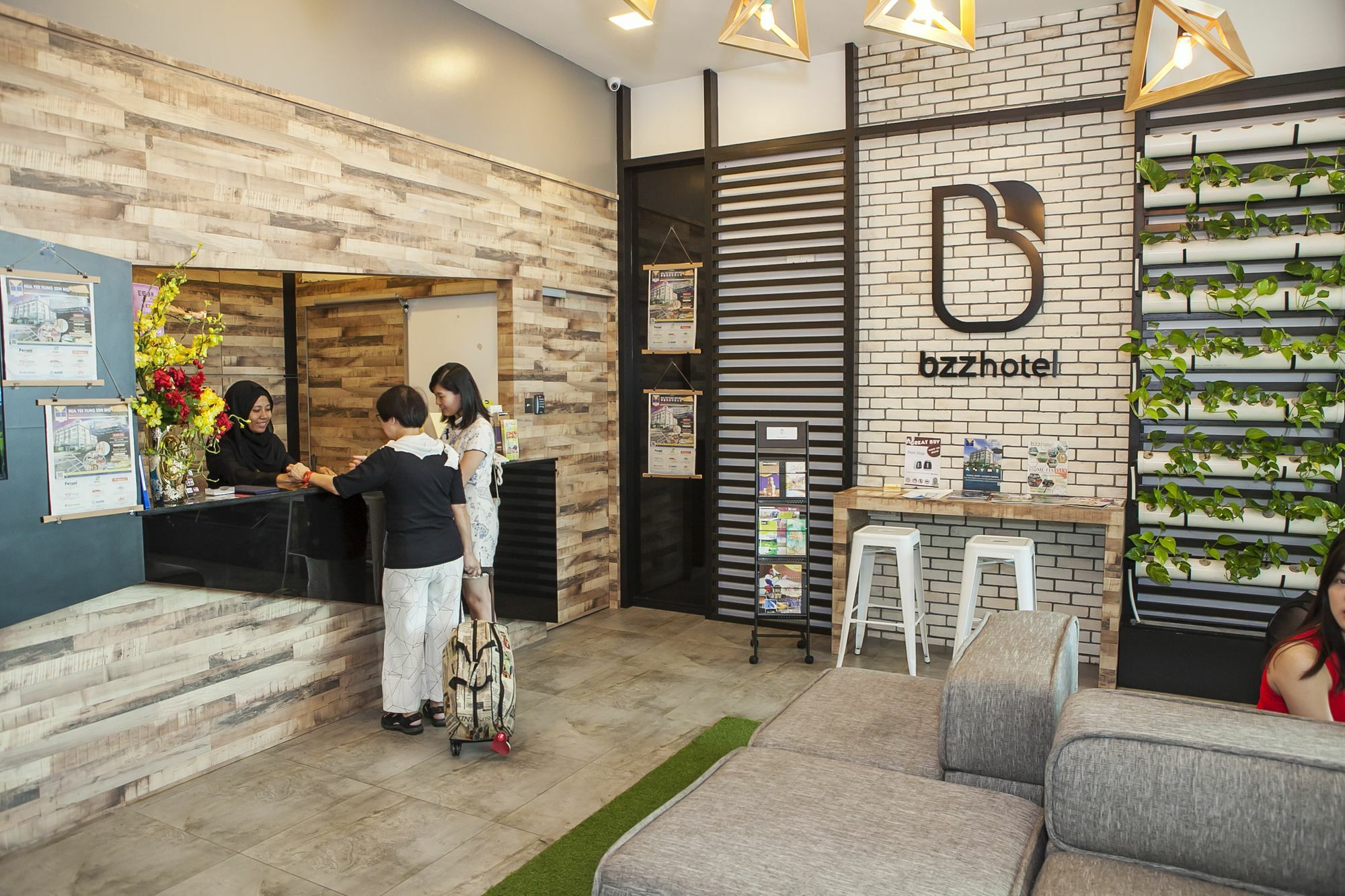 Bzz Hotel Скудай Екстериор снимка