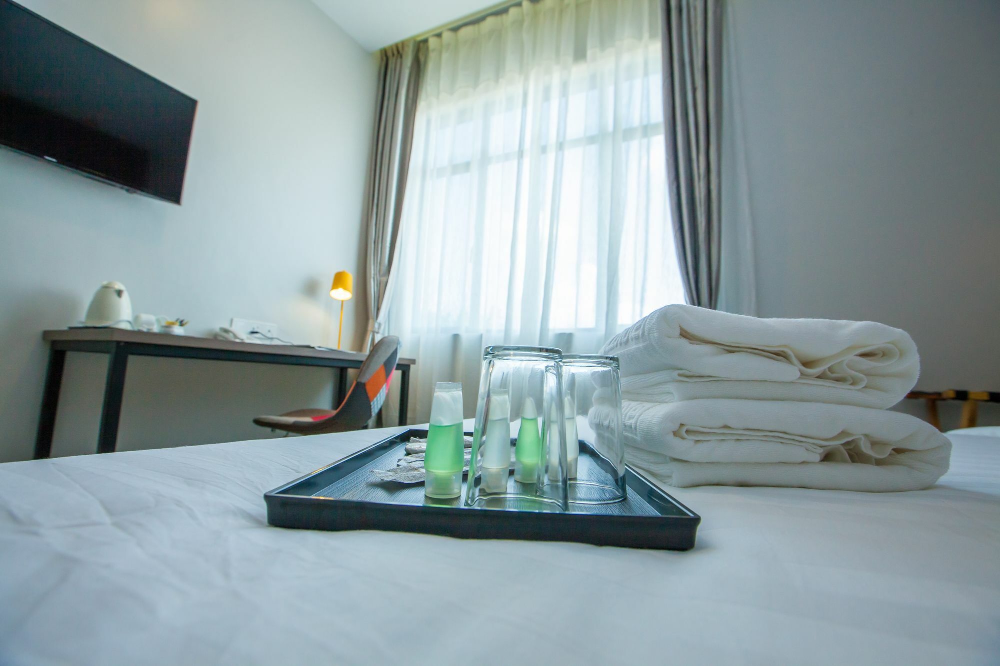 Bzz Hotel Скудай Екстериор снимка