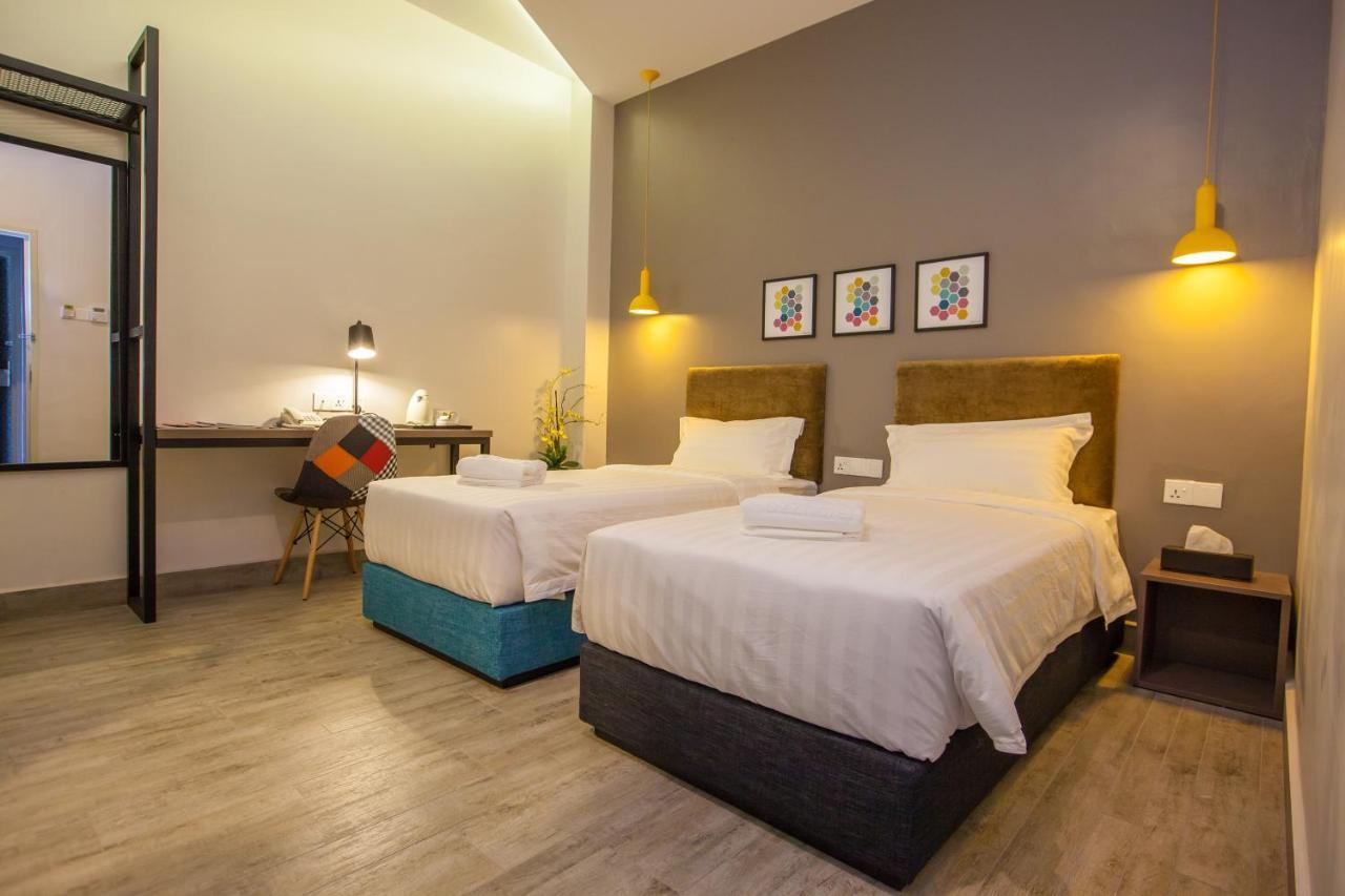 Bzz Hotel Скудай Екстериор снимка